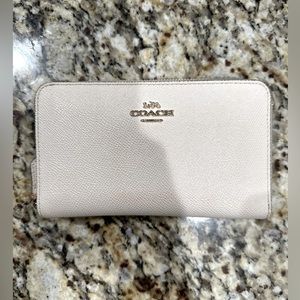 COACH | White Leather Zip Wallet